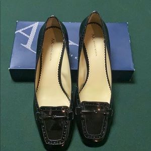 ANNE KLEIN- Patent leather heel